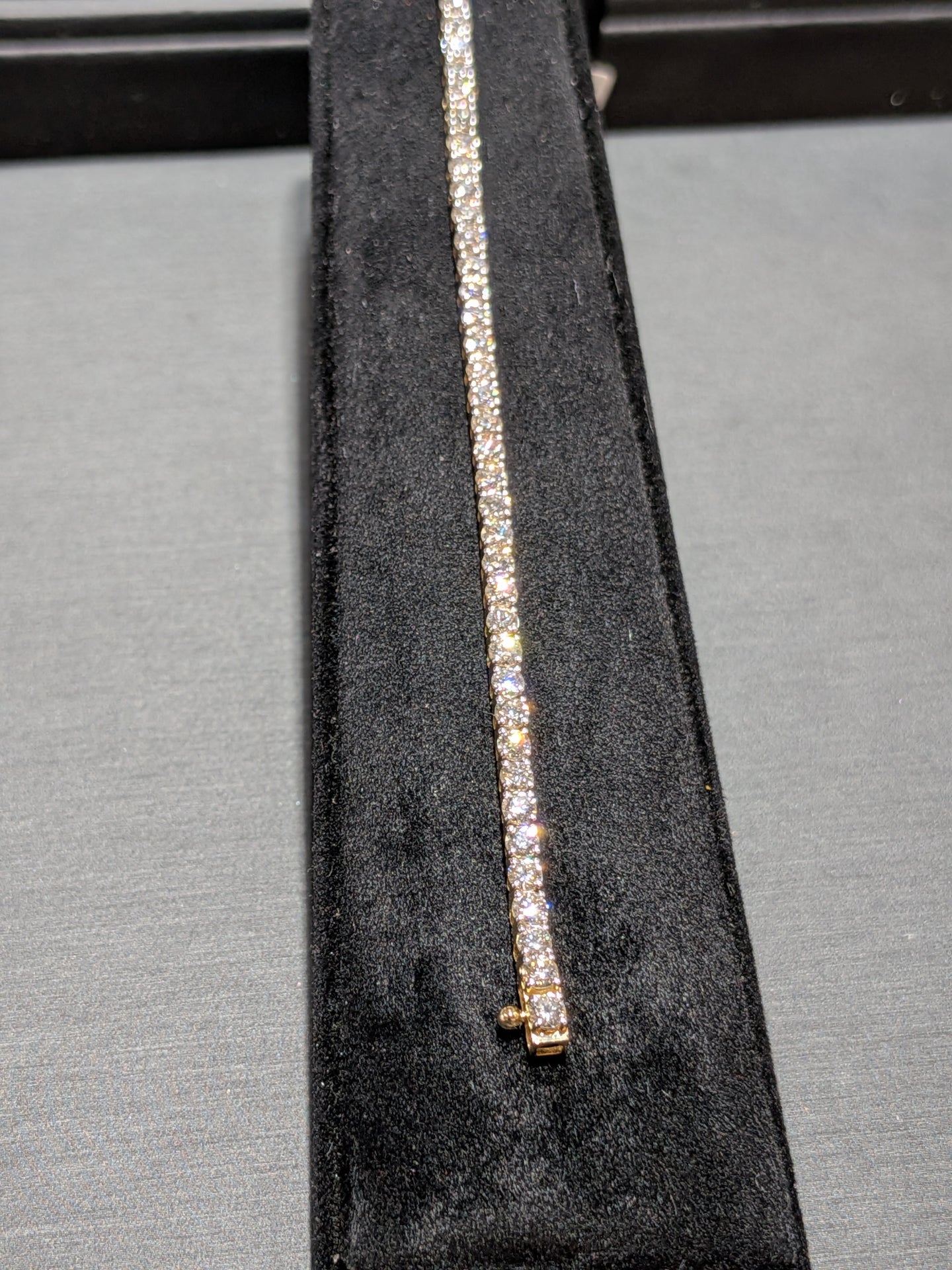 Tennis bracelet clasp detail